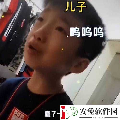 年轻夫妻把小孩哄睡后开监控