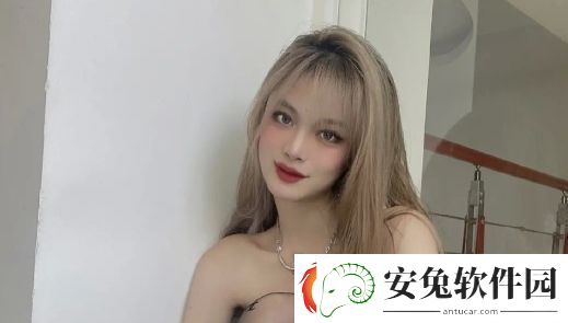 游泳馆里的两个教练孟月月表现抢眼网友